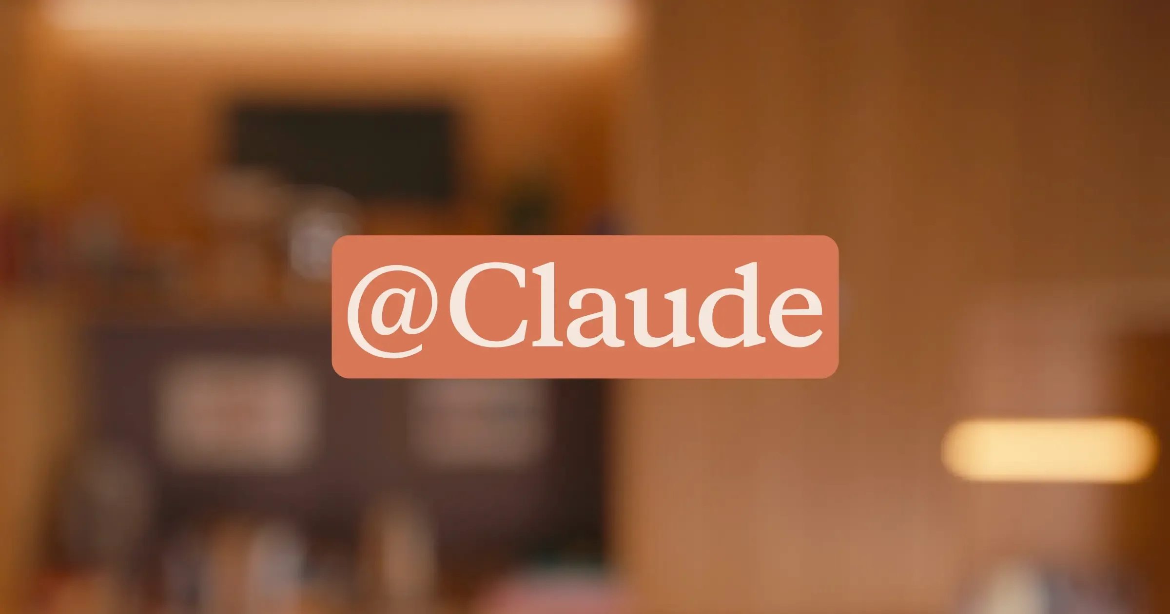 Участники Slack-канала отмечают @Claude в переписке, а ИИ-агент отвечает в треде после выполнения задачи.