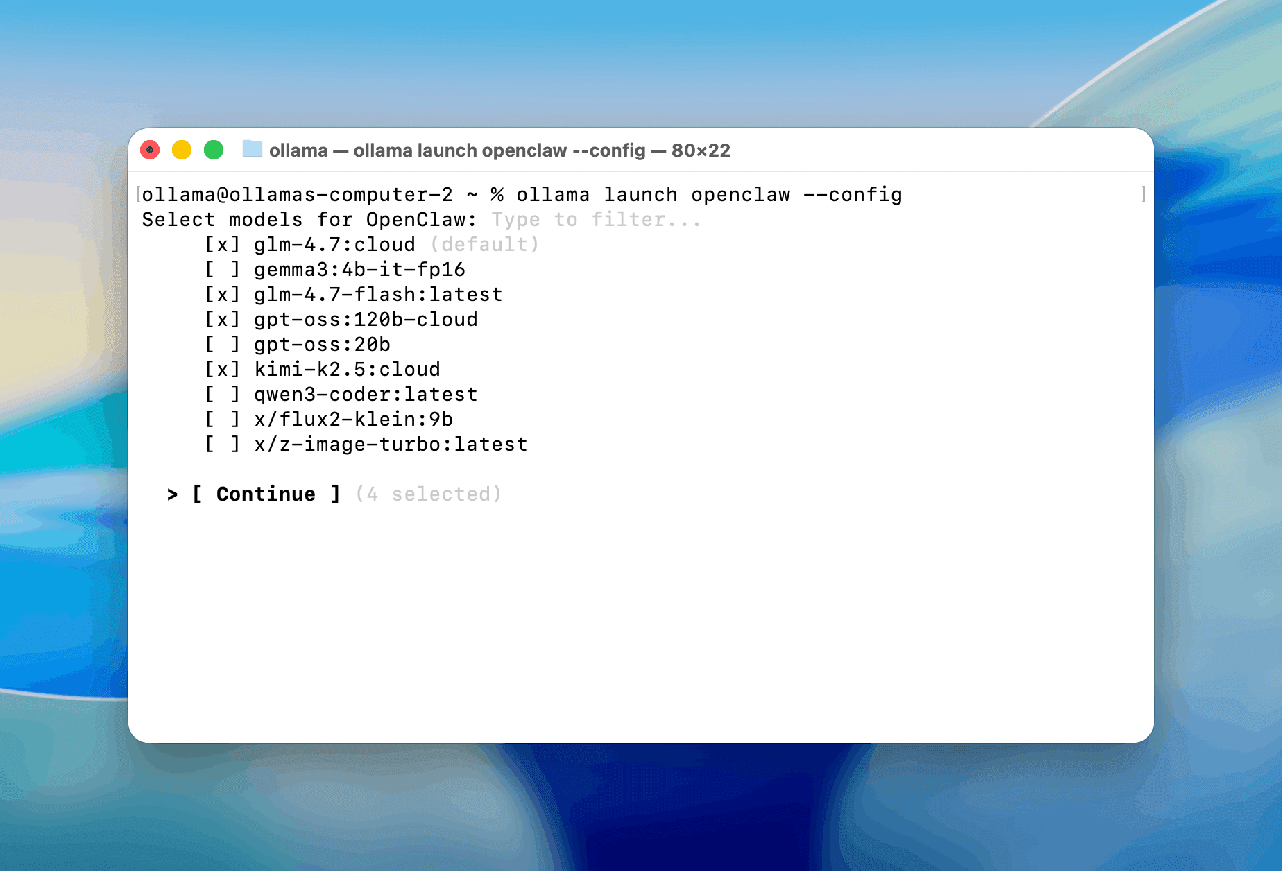 Смартфон с чатом в мессенджере соединяется через локальный шлюз OpenClaw с агентом для кода на домашнем компьютере.