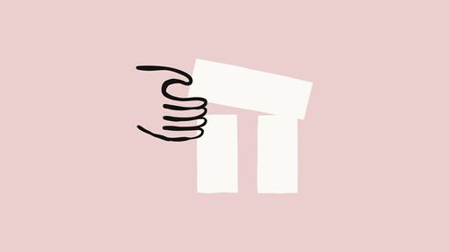Инженер смотрит на аппаратную схему, пока автоматический контур валидации чипов генерирует и прогоняет регрессионные тесты.