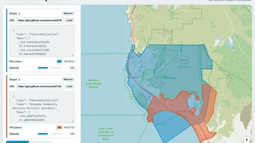 Браузерный вьюер накладывает цветные GeoJSON-полигоны на карту OpenStreetMap с панелью настроек слоёв.