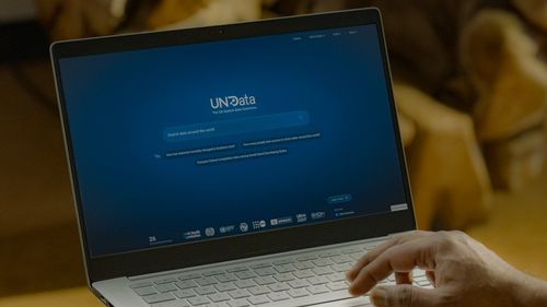 Аналитик задаёт вопрос AI-агенту, а тот через MCP подтягивает графики и таблицы из единой базы статистики ООН.