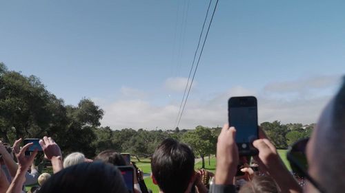 Логотип Gemini на фоне сетки иконок приложений Linear и облачных сервисов Google.