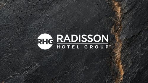Поиск отелей Radisson в ChatGPT с картой цен и карточкой отеля перед переходом на сайт бронирования.
