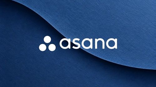Browser-агент собирает поля с веб-каталога, рядом — сравнение стоимости прогона до и после кэша истории.