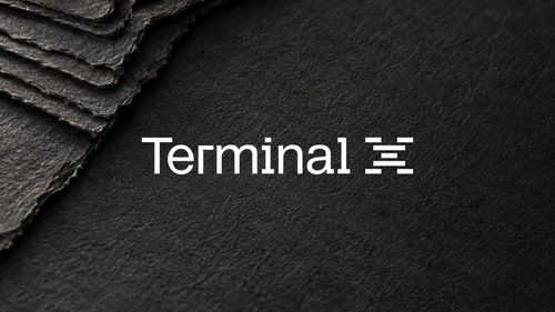 Схема Eval Agent сверяет investment memo с рубрикой и записывает исправления в версионируемую Memory фонда.